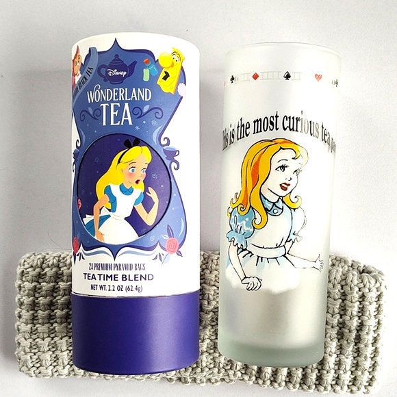 Dartington Dining Alice in Wonderland Glass and Disney Parks Wonderland Tea Set - Picture 2 of 10